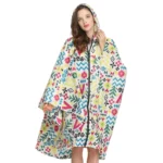 Poncho femme chic imperméable avec motifs géométriques colorés, élégant et pratique pour se protéger de la pluie.