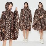 Poncho femme chic motif léopard, élégant et mode, idéal pour se protéger de la pluie, collection tendance pour un style raffiné.