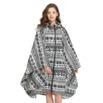 Poncho femme chic avec capuche à motifs monochromes, alliant élégance et protection contre la pluie. Idéal pour toutes saisons.