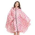 Poncho femme chic à motifs zigzag roses, élégant et fonctionnel, parfait pour rester tendance et au sec par temps pluvieux.