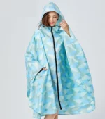 Poncho femme respirant à motifs géométriques bleu et blanc, élégant et pratique pour affronter la pluie avec style et confort.