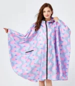 Poncho femme respirant coloré avec motifs géométriques bleu et rose, capuche et poches, idéal pour se protéger de la pluie.