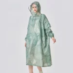 Poncho femme long élégant avec motif de feuilles, parfait pour protection contre la pluie et style affirmé. [Collection]