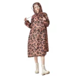 Poncho femme long léopard avec capuche, style décontracté, idéal contre la pluie. Élégance et praticité pour toutes vos sorties.