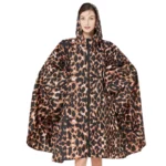 Poncho femme luxe élégant avec motif léopard, capuche et coupe large, parfait pour rester chic et au sec sous la pluie.