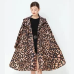 Poncho femme luxe à motif léopard, design ample et élégant avec capuche, parfait pour allier style et protection contre la pluie.