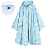 Poncho femme respirant, motif géométrique bleu, léger et compact avec pochette, parfait pour la pluie et un style moderne.