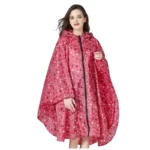 Poncho femme rouge à étoiles avec capuche, idéal pour la randonnée, pratique et élégant pour se protéger de la pluie.