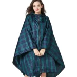 Poncho femme luxe imperméable à carreaux bleu et vert, élégant et pratique pour un style chic par temps de pluie.