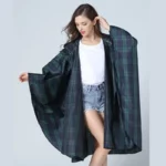 Poncho femme luxe imperméable à carreaux verts et bleus, élégant et léger, parfait pour rester stylée tout en se protégeant de la pluie.