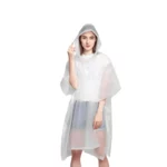 Poncho femme léger et élégant, transparent avec capuche, parfait pour la pluie tout en conservant un style tendance.