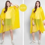 Poncho femme léger jaune translucide avec capuche et manches larges, idéal pour la pluie. Élégant, pratique et confortable.