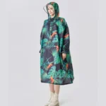 Poncho femme long à motif tropical avec capuche, style et protection contre la pluie, parfait pour compléter vos tenues élégantes.