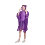 Femme portant un poncho violet léger avec capuche, parfait pour la pluie et disponible dans la collection [Collection].