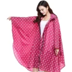 Poncho femme imperméable rose à pois blancs pour randonnée, élégant et pratique, protection contre la pluie en plein air.