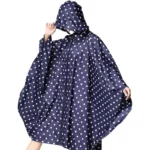 Poncho femme randonnée bleu marine à pois blancs, imperméable et pratique, parfait pour rester au sec lors de vos aventures en plein air.
