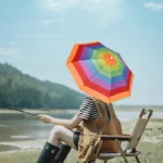 Chapeau parapluie arc-en-ciel, idéal pour la pêche en plein air, protège du soleil et de la pluie dans un cadre naturel.