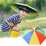 Enfant joyeux portant un chapeau parapluie coloré, parfait pour les jours de pluie. Accessoire ludique et pratique pour enfants.