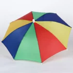 Chapeau parapluie enfant coloré à rayures rouges, bleues, vertes et jaunes, parfait pour une protection ludique contre la pluie.