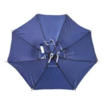Chapeau parapluie réglable bleu, pratique et stylé, parfait pour se protéger de la pluie tout en gardant les mains libres.