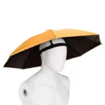 Chapeau parapluie orange et noir, un accessoire innovant pour se protéger de la pluie et du soleil, présenté sur un mannequin.