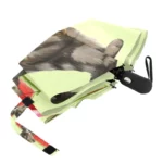 Parapluie anti-UV plié avec motif chaton, design élégant et pratique pour se protéger de la pluie et des rayons du soleil.