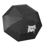 Parapluie noir motifs visages de chats, chat blanc distinctif en bas. Accessoire ludique pour amoureux des animaux, idéal sous la pluie.