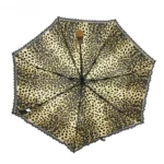 Parapluie automatique en dentelle motif léopard, élégant et pratique, vu de dessus, idéal pour un style raffiné sous la pluie.