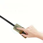 Main actionnant un parapluie automatique en dentelle, élégant et pratique, parfait pour compléter votre style avec raffinement.