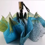 Parapluie léger automatique avec design de carte mondiale, motifs bleus et transparents, parfait pour voyager sous la pluie.