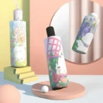 Parapluie automatique petit format avec illustrations colorées de lapins et fleurs, style printanier, fond pastel élégant.