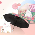 Parapluie automatique noir compact sur fond floral et ludique avec gros lapin blanc et enfant, idéal pour style et praticité.