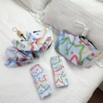 Parapluie automatique résistant avec motifs modernes, collection [Collection], accessoires élégants sur literie blanche.