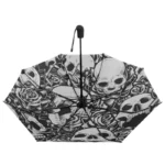 Parapluie automatique solide avec motifs crânes et roses, design unique noir et blanc, parfait pour une protection stylée sous la pluie.