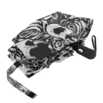 Parapluie automatique solide avec motif crânes et roses, pliable, poignée ergonomique, pratique et design pour tous les temps.