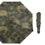 Parapluie automatique pliant avec motif crânes sur fond vert, solide et design, inclus housse de rangement pratique.