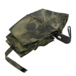Parapluie automatique pliant crâne vert olive, robuste et pratique, poignée ergonomique noire avec sangle de transport facile.