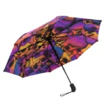 Parapluie automatique solide avec design coloré de têtes de mort vives en violet, orange et jaune, alliant style et protection pluie.
