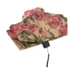 Parapluie automatique tête de mort avec motif floral de roses sur fond beige, alliant style gothique et élégance sous la pluie.