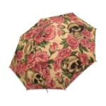 Parapluie automatique tête de mort avec motifs floraux uniques, roses roses et crânes sur fond beige, style collection.