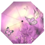 Parapluie automatique thème papillon avec motifs fleuris violets, alliant style et confort pour vous protéger de la pluie.