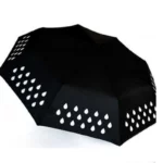 Parapluie noir aux motifs gouttes blanches changeants, élégant et innovant, parfait pour allier style et protection sous la pluie.