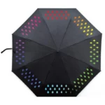 Parapluie noir aux gouttes d'eau colorées changeantes, idéal pour égayer les jours de pluie avec style et originalité.
