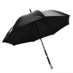 Parapluie canne glamour noir élégant avec tige en métal, accessoire chic et pratique pour rester au sec par temps de pluie.