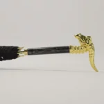 Parapluie canne résistant, élégant avec poignée tête de dinosaure dorée et canne marbre noir, alliant style et protection pluie.