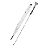 Parapluie canne robuste et élégant blanc avec poignée en métal, replié, présenté à côté d'un support en métal.