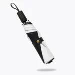 Parapluie pliable noir avec motifs de chat, design ergonomique, idéal pour la pluie, accessoire élégant et pratique.