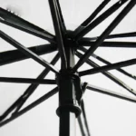 Parapluie cloche noir élégant avec bords ondulés, détails des nervures et mât visibles, issu de la collection [Collection].