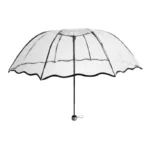 Parapluie cloche transparent aux bords ondulés, élégant et pratique, pour une protection contre la pluie avec un style moderne.
