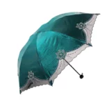Parapluie de luxe en satin turquoise, motifs floraux et perles, élégant et robuste, accessoire chic pour allier style et protection.